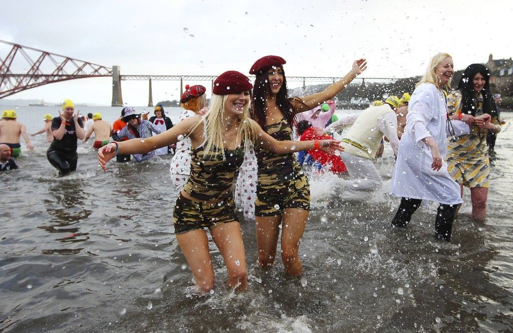 Novoroční plavání, oslavy nového roku (Skotsko)