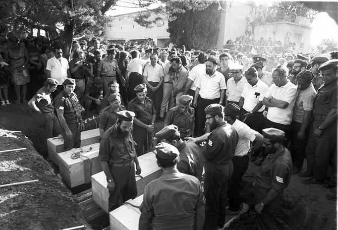 popis: Funeral of victims of the terrorist attack at the Munich Olympics, Tel Aviv, Israel - 07 Sep 1972 1972-09-07 00:00:00 Mandatory Credit: Photo by Israel Simionski/Israel Sun / Rex Features ( 1293734b ) Funeral of Elieze Halfin, Mark Slavin, Amitzur Shapira & Kehat Shor at the Kiryat Shaul Cemetary in Tel Aviv Funeral of victims of the terrorist attack at the Munich Olympics, Tel Aviv, Israel - 07 Sep 1972