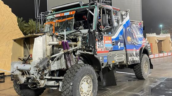 Llovera trefil "lavor". Tým Fesh Fesh vrátil zničené Iveco přes noc do závodu