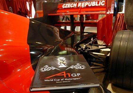 Kniha fotografií o monopostech A1