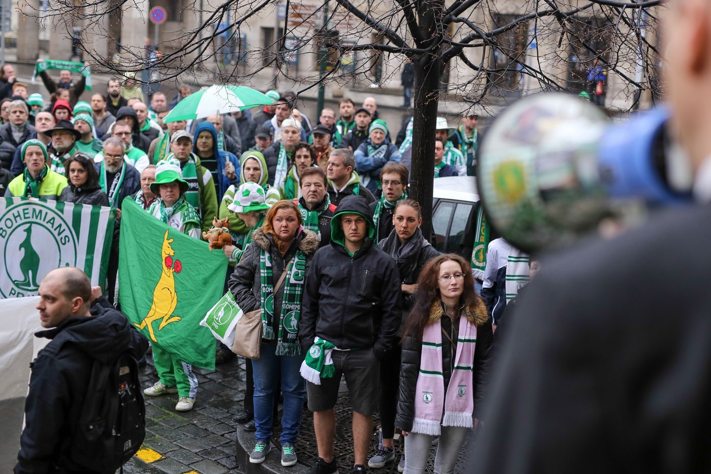 Demonstrace fanoušků Bohemians před magistrátem 31.3. + zastupitelstvo