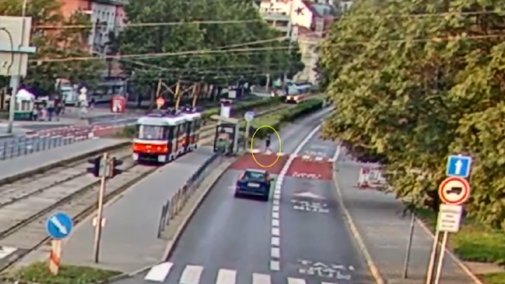 Chlapce v Brně srazila tramvaj. Koukal do telefonu a vkročil přímo před ni