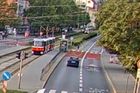Chlapce v Brně srazila tramvaj. Koukal do telefonu a vkročil přímo před ni