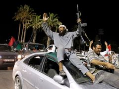 Rebelové slaví v centru Tripolisu, Kaddáfí se ale ještě nevzdal.