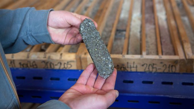 Ložisko rudy, která obsahuje kov důležitý pro výrobu baterií, se nachází na Cínovci na Teplicku v Krušných horách.