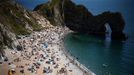 Durdle Door Beach v Dorsetu. Vlna veder vyhnala Brity na pláže.