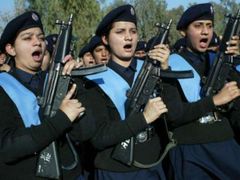 Trénink speciálního oddílu pákistánské policie, složeného z žen.