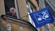 Ostrava 8. prosince 2010 v 15:00. Skupinka protestujících se na Kuřím rynku pokouší postrašit vládu