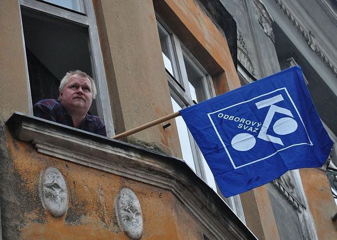 Na Jiráskově náměstí zvaném Kuří rynek v centru Ostravy se po třetí hodině odpoledne sešlo asi 300 protestujících. Organizátoři malého shromáždění měli k dispozici pouze málovýkkonný megafon, takže už dvacet metrů od řečníka nebylo srozumitelné, co lidem říká. Část přítomných se na Kuří rynek přesunula ze sousedního Masarykova náměstí, kde popíjeli medovinu na vánočních trzích.