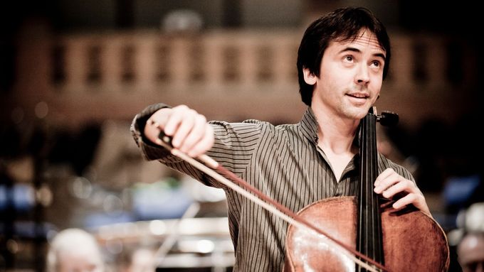 Jean-Guihen Queyras vyrůstal v Alžírsku a Francii, nahrál violoncellové koncerty Dvořáka, Elgara či Ligetiho nebo Bachovy suity.