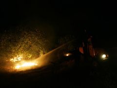 Hasiči bojují s ohněm nedaleko obce Studena ve východním Bulharsku. Také tady si požár vyžádal nejméně dva lidské životy a spálil mnoho domů.