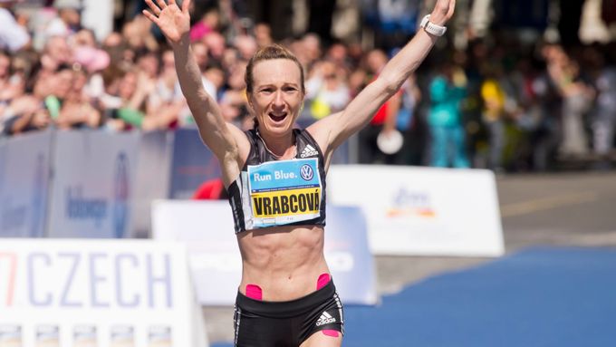 Eva Vrabcová-Nývltová dobíhá pražský maraton