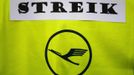 A member of German air carrier Lufthansa cabin crew union "UFO" stands with a sticker that reads "Strike" on her crew vest during a strike at the Fraport airport in Frankfurt, September 4, 2012. Lufthansa passengers face widespread flight disruption after cabin crew representatives said they continue a series of strikes over pay and cost-cutting measures at Germany's largest airline. The UFO union, which represents around two-thirds of Lufthansa's 19,000 cabin crew, late on Thursday called on its members to strike from 0400 GMT to 1500 GMT on Tuesday in Frankfurt and Berlin. REUTERS/Kai Pfaffenbach (GERMANY - Tags: BUSINESS EMPLOYMENT CIVIL UNREST TRANSPORT) Published: Zář. 4, 2012, 6:01 dop.