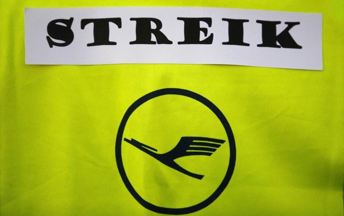 A member of German air carrier Lufthansa cabin crew union "UFO" stands with a sticker that reads "Strike" on her crew vest during a strike at the Fraport airport in Frankfurt, September 4, 2012. Lufthansa passengers face widespread flight disruption after cabin crew representatives said they continue a series of strikes over pay and cost-cutting measures at Germany's largest airline. The UFO union, which represents around two-thirds of Lufthansa's 19,000 cabin crew, late on Thursday called on its members to strike from 0400 GMT to 1500 GMT on Tuesday in Frankfurt and Berlin. REUTERS/Kai Pfaffenbach (GERMANY - Tags: BUSINESS EMPLOYMENT CIVIL UNREST TRANSPORT) Published: Zář. 4, 2012, 6:01 dop.