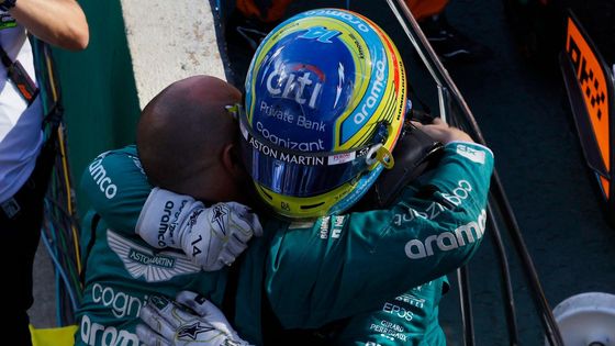 Fernando Alonso (Aston Martin) slaví druhé místo ve VC Brazílie F1 2023