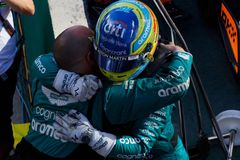Přerušený závod v Brazílii vyhrál Verstappen, Alonsa zachránily tisíciny sekundy