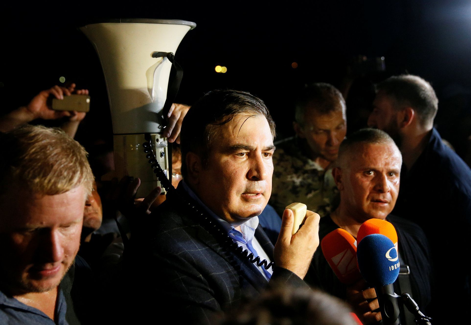 Bývalého gruzínského prezidenta Michaila Saakašviliho vítají jeho příznivci poté, co pronikl na ukrajinské území.
