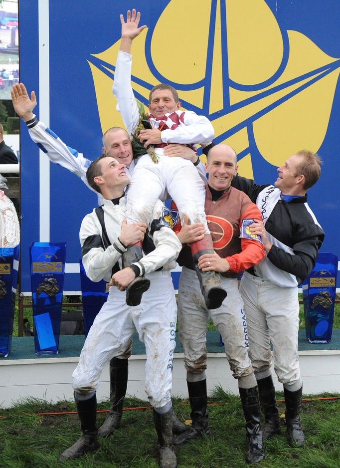 Josef Váňa oslavuje s dalšími jezdci vítězství na Velké pardubické 2009, kdy triumfoval v sedle koně Tiumen.