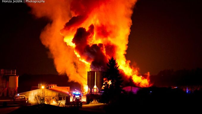 Obrazem: Požár v drůbežárně nepřežilo 25 tisíc kuřat