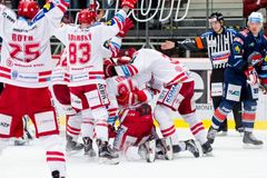 Přestřelka v Třinci. Oceláři porazili Hradec 7:6 po nájezdech