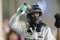 Rosbergova kvalifikační série pokračuje i v Abú Zabí, Vettel vyhořel