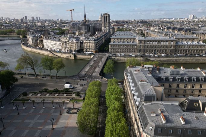 Paříž před olympiádou z dronu: Seina a katedrála Notre-Dame