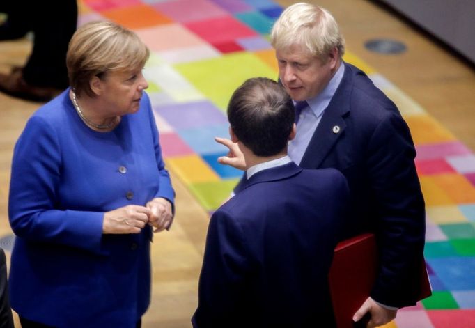 Německá kancléřka Angela Merkelová, britský premiér Boris Johnson a francouzský prezident Emmanuel Macron (zády) na summitu lídrů EU v Bruselu.