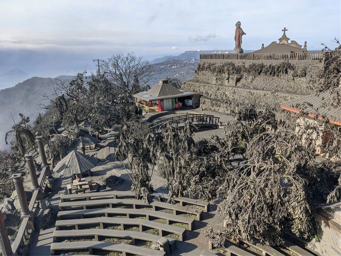 Filipínská sopka Taal začala chrlit popel a dým, hrozí její erupce.