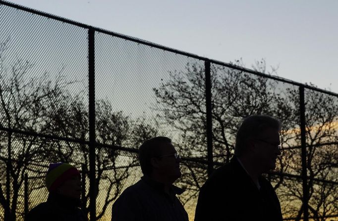 Voliči stojí frontu před volební místností v Breezy Point. Queens