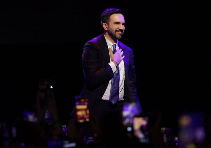 Ve vysoké politice se pohybuje od roku 2020, kdy byl za 36. okrsek zvolen poslancem Státního shromáždění státu New York.