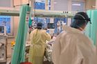 Lékaři v kyjovské nemocnici při péči o pacienty s covidem.