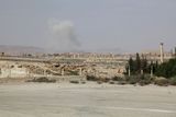 Nad městem Tadmur, na jehož okraji se monumentální ruiny Palmýry nacházejí, se vznáší kouř. Ten je znamením bojů islamistů s vládními vojsky.