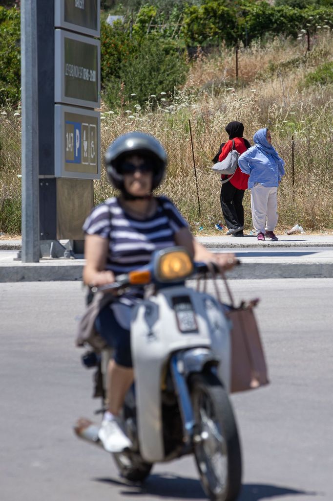 Hned vedle uprchlického tábora stojí supermarket, kam si migranti, stejně jako místní, chodí nakupovat.