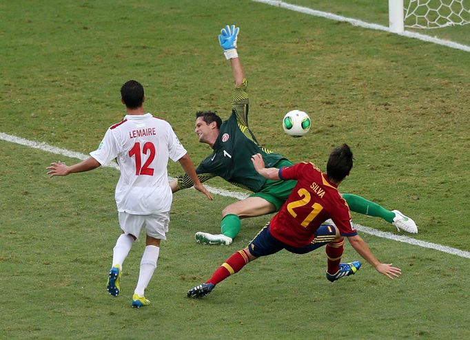 David Silva střílí jednu z branek Španělska. Úřadující mistři světa a Evropy neměli s Tahiti slitování. Trpaslíka rozstříleli 10:0.