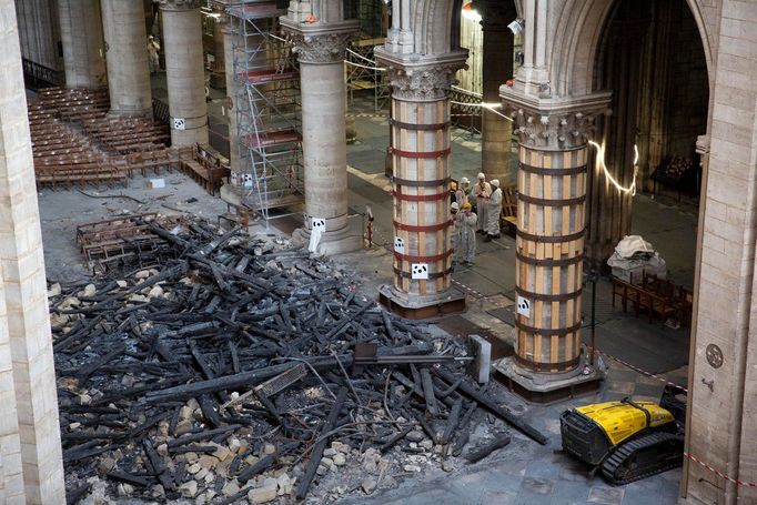 Notre-Dame, Paříž, 2. července 2019: Dva měsíce po požáru probíhá odstraňování trosek pomocí robotů.