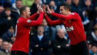 Wayne Rooney z Manchesteru United slaví svůj první gól v derby s City. Shodou okolností spolu s Robinem van Persiem, který pak zápas rozhodl.