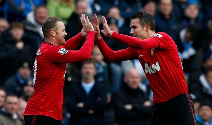 Wayne Rooney z Manchesteru United slaví svůj první gól v derby s City. Shodou okolností spolu s Robinem van Persiem, který pak zápas rozhodl.