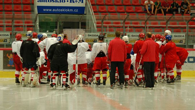 V Budvar aréně už znovu trénují budějovičtí muži. V pondělí na led vyjel tým CB Hokej 2013, který by měl nastoupit v 1. lize
