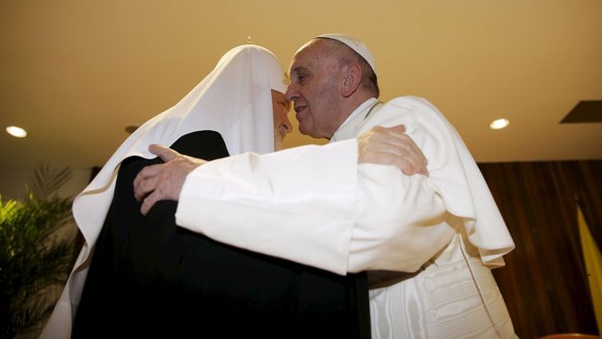 Papež František a ruský patriarcha Kirill v objetí. Na tento okamžik čekal svět tisíc let.