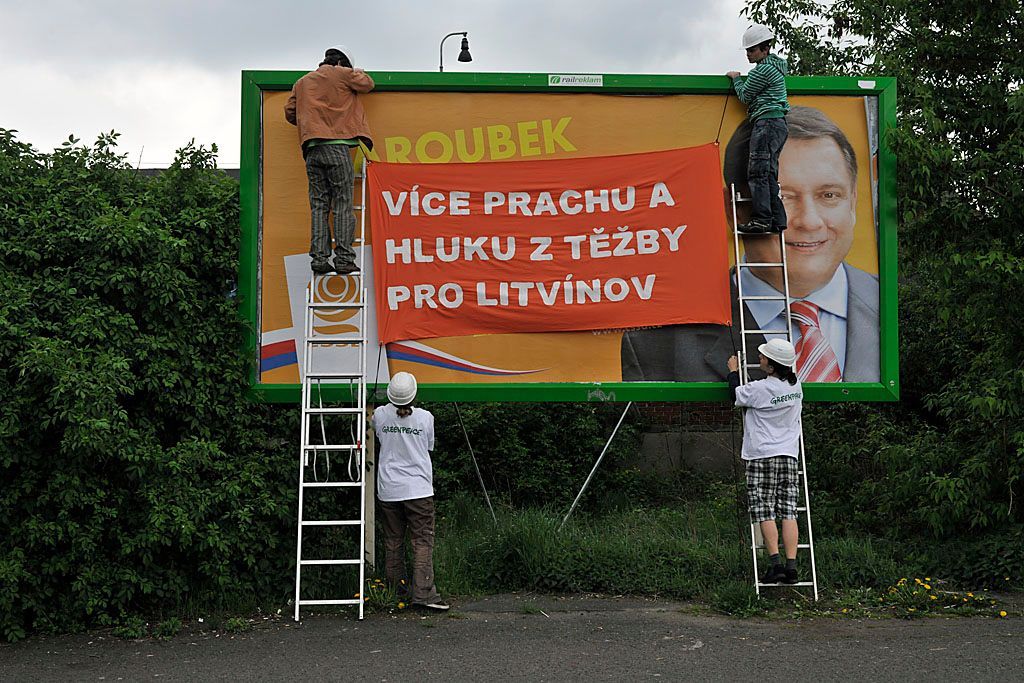 Greenpeace upravují Paroubkovy billborady