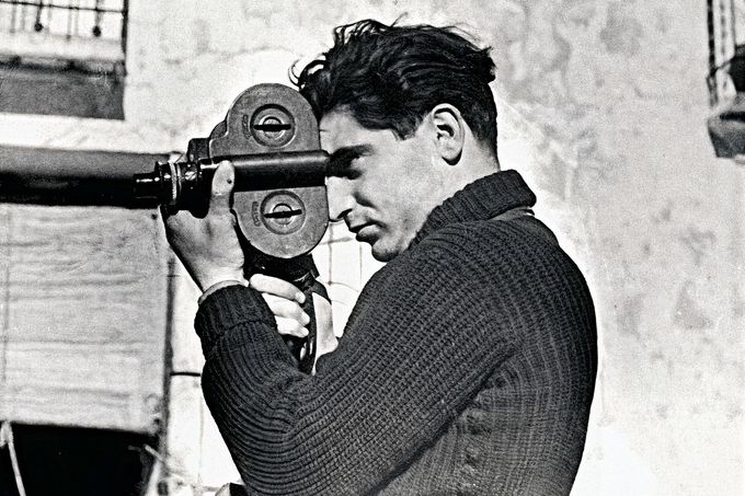 Fotograf Robert Capa během španělské občanské války, květen 1937. Foto: Gerda Taro