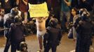 A protester holds a poster during a demonstration outside the Spanish parliament in Madrid, September 25, 2012. Protesters clashed with police in Spain's capital on Tuesday as the government prepares a new round of unpopular austerity measures for the 2013 budget that will be announced on Thursday. The poster reads "This certainly is Madrid without hope". REUTERS/Sergio Perez (SPAIN - Tags: CIVIL UNREST POLITICS BUSINESS) Published: Zář. 25, 2012, 9 odp.