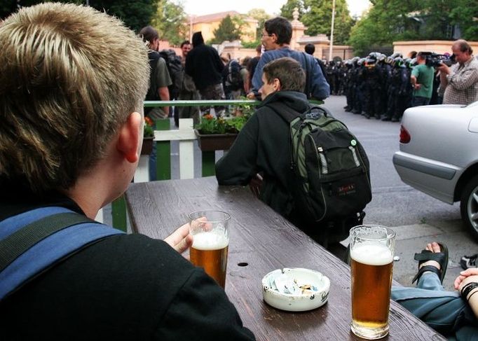 I takto se v Česku demonstruje - v uzavřeném úseku se nacházela restaurace a tak někteří demonstrovali (pod dohledem policie) na zahrádce u sklenice piva.