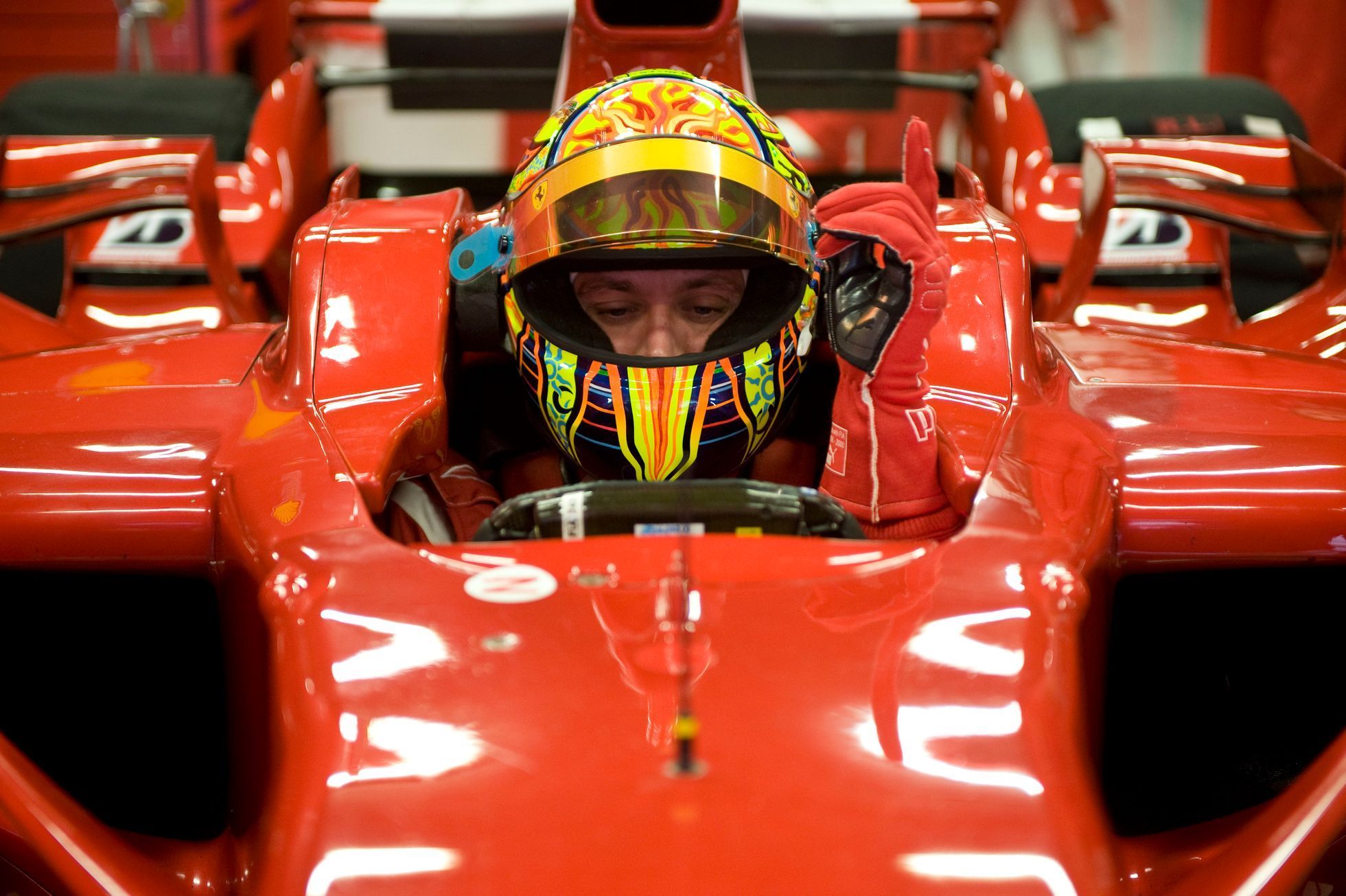 Valentino Rossi při testech monopostu F1 Ferrari v Barceloně roku 2010