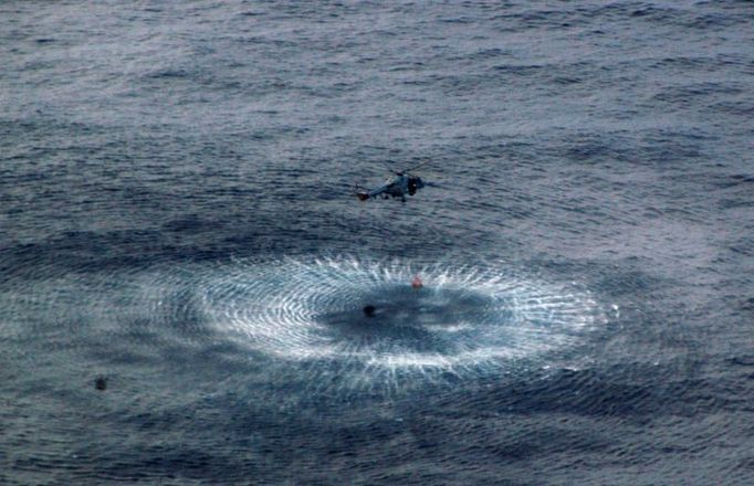 Helikoptéra brazilského námořnictva nad místy, kde se našla těla a části zříceného letounu Air France.