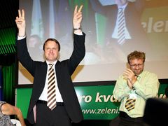 Martin Bursík slaví znovuzvolenií předsedou Strany zelených.