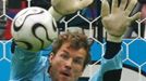 Německý brankář Jens Lehmann chytá Cambiassovu penaltu ve čtvrtfinálovém rozstřelu proti Argentině.