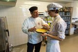 Student Wander Alblas domlouvá detaily při přípravě jídla se svým učitelem a šéfkuchařem Henkem van Gurpem.