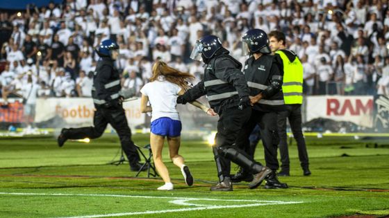 Peprný boj o fotbalového krále Slezska: fanoušci Baníku na hřišti a pokořená Opava