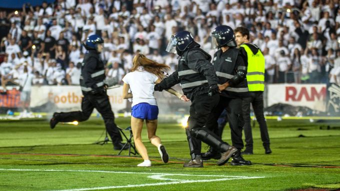 Peprný boj o fotbalového krále Slezska: fanoušci Baníku na hřišti a pokořená Opava